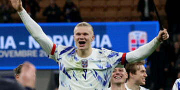 ХОЛАНД: «При счете 1:1 он начал трогать меня за зад»