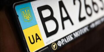 Продажа авто через Дию: водителям объяснили, что делать со старыми номерами