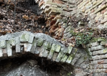 Флорівський мур повернувся: в Києві знайдена загадкова стіна