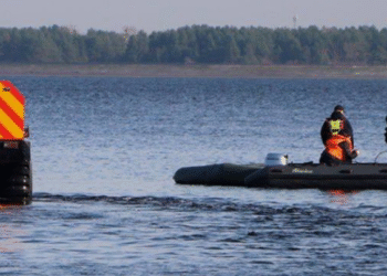 Перекинутий човен у водоймі Київщини: фахівці ДСНС вирушили на допомогу – ФОТО