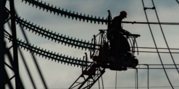 Енергетика після обстрілів: у Києві та області більше почасових відключень світла