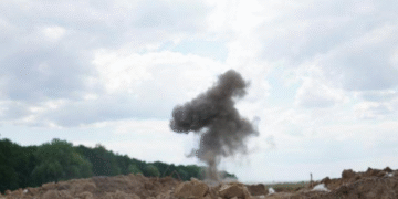 Сильні вибухи і чорний дим: на Київщині оголошена вибухова небезпека