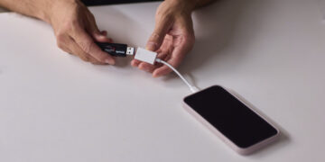 Фахівець пояснив, як підключити флешку до смартфона