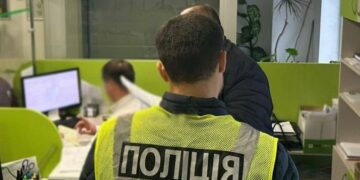 Скандал у сервісних центрах Києва: чоловік наживався на чергах