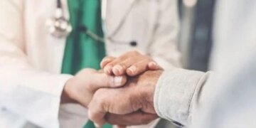 Фіктивна паліативна допомога: у Києві двох медиків підозрюють у привласненні понад 1,6 млн грн за ненадані послуги