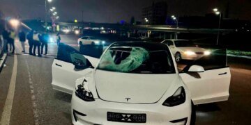 У Києві п’яний водій Tesla на переході на смерть збив 13-річну дівчинку: підозрюваного взяли під варту