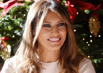 «Дом там, где сердце»: Мелания Трамп показала, как украсила Белый дом к Рождеству. ВИДЕО