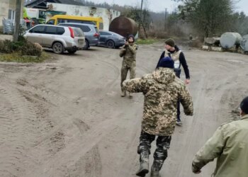 На Житомирщине военные вместе с «титушками» применили оружие против жителей села. ФОТО. ВИДЕО
