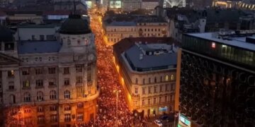 В Будапеште тысячи людей потребовали отставки Орбана из-за скандала с избиением детей. ВИДЕО