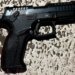 Погрожували пістолетом таксисту та змушували виконувати вказівки: двом чоловікам у Києві повідомили про підозру
