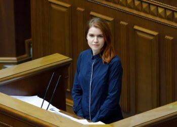 Безуглая заблокировала трибуну Рады: между депутатами возникла потасовка