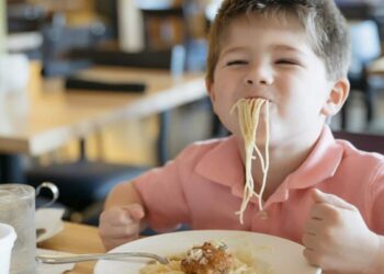Платить за обеды больше не придется: когда школьников переведут на бесплатное меню