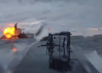 Дроны Sea Baby поразили еще один танкер “теневого флота” РФ в Черном море: видео