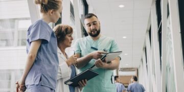 Зарплаты медиков: сколько на самом деле платят врачам, медсестрам и фельдшерам