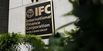 IFC приобретет доли в двух украинских страховых компаниях.