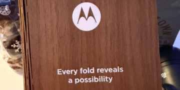 Motorola натякнула на новий складаний смартфон, не схожий на Razr