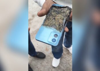 Смартфон Motorola загорівся в кишені чоловіка: інцидент потрапив на відео