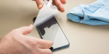 Марні витрати: фахівці пояснили, чому захисна плівка для дисплею смартфона стала непотрібною