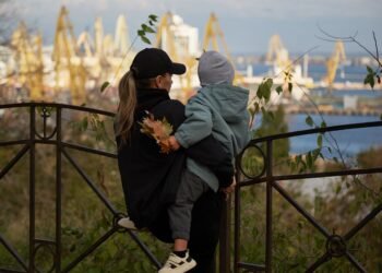 Ночной “минус” и штормовой ветер: синоптики дали прогноз погоды на завтра