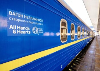 Поезда с теплом и Starlink: “Укрзализныця” выводит на пути “Вагоны несокрушимости”