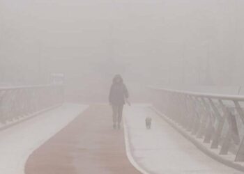 Київ у зоні ризику: туман і ожеледиця паралізують дороги