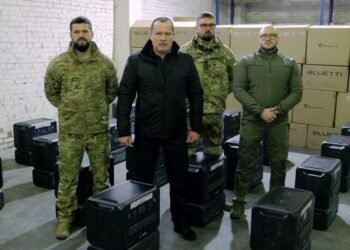 Бойцы 81-й бригады получили от “Украинской команды” мощные зарядные станции, – Палатный