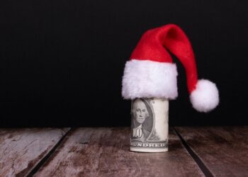 Доллар “под елочку”: каким будет курс валют в Украине на Новый год и с января