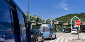 Украинцы массово выезжают за границу: Нацбанк назвал причины