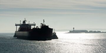 Танкер с российской нефтью прибыл в Китай по запутанному маршруту, – Bloomberg