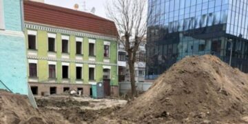 Будівельний скандал на Подолі: незаконні роботи зупинили просто в центрі Києва
