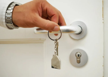 Треть зарплаты на жильё: почему переселенцы оказались в долговой ловушке