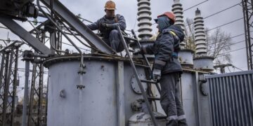 Уже не дни, а недели: “Укрэнерго” о сроках восстановления энергосистемы после обстрела РФ