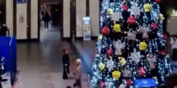 Символ Різдва: на вокзалі Києва ставлять святковий штамп, – ФОТО