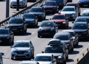 Автівка заблокувала рух на мосту: в Києві виникли великі затори, – ФОТО