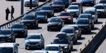 Автівка заблокувала рух на мосту: в Києві виникли великі затори, – ФОТО