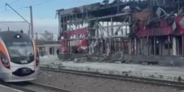 Потяги на місці падіння БпЛА: на Київщині відновили залізничний рух, – ФОТО