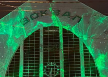Магічна ілюмінація: вокзал Києва засяяв яскравими кольорами, – ФОТО