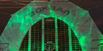 Магічна ілюмінація: вокзал Києва засяяв яскравими кольорами, – ФОТО