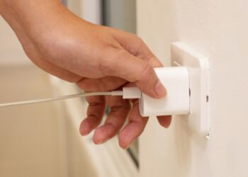 Фахівець розповів, чи можна залишати зарядку телефона в розетці