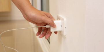 Чи можна залишати зарядку в розетці: коротке пояснення фахівця