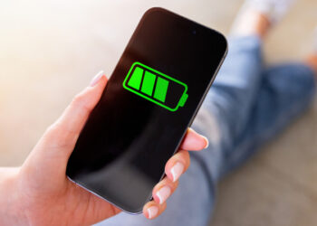 Чи варто заряджати смартфон тільки до 80%, щоб батарея жила довше: коротке пояснення експерта