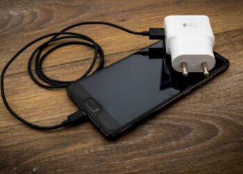 Чи можна використовувати дешеві зарядки для смартфонів: неочікувана відповідь фахівця