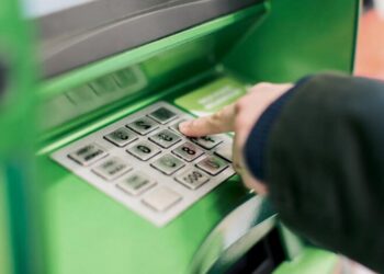 Лимиты на наличные: сколько денег можно снять в банкоматах популярных банков