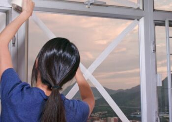 Украинцев призвали заклеить окна пленкой: в чем дело