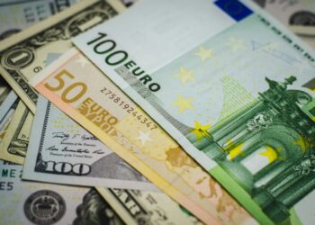 Валютные качели в Украине: названа цена за 100 долларов в декабре