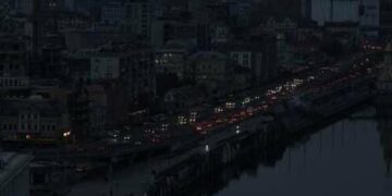 Київ у темряві: як працює система погодинних відключень та що очікувати далі