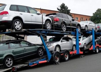 “Эра бензина уходит”: какие авто массово скупают украинцы за границей