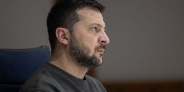 Украина готова отвести войска при условии зеркального шага России, – FT