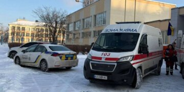 У школі Києва учень з ножем напав на вчительку та однокласника: деталі інциденту