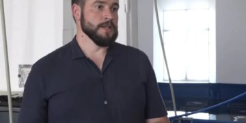 Ветеран открыл акваферму в заброшенном доме и выращивает креветок